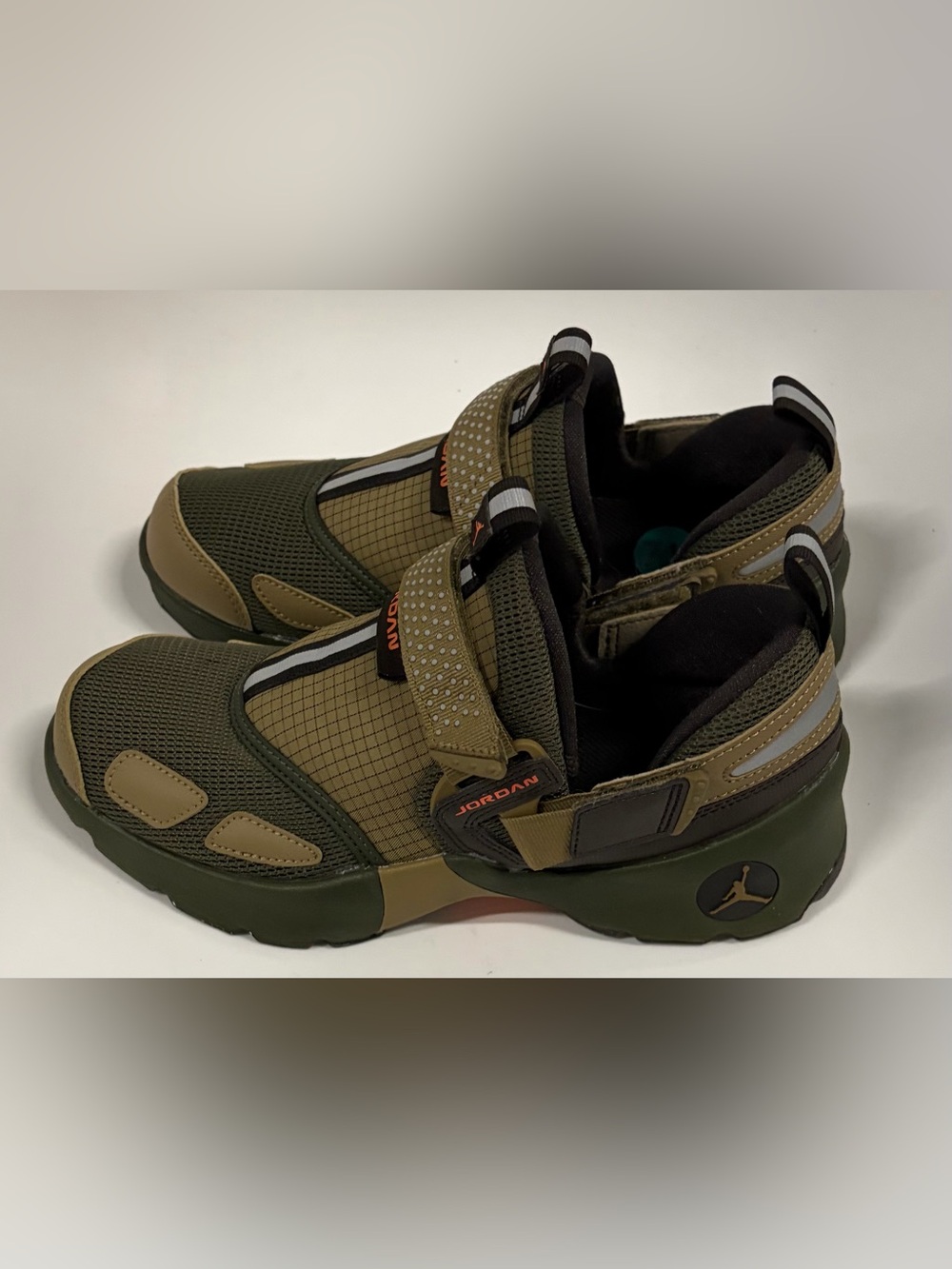 Jordan Trunner LX Women's Shoes in Size 7.5 (Cargo Khaki/Brown Kelp)